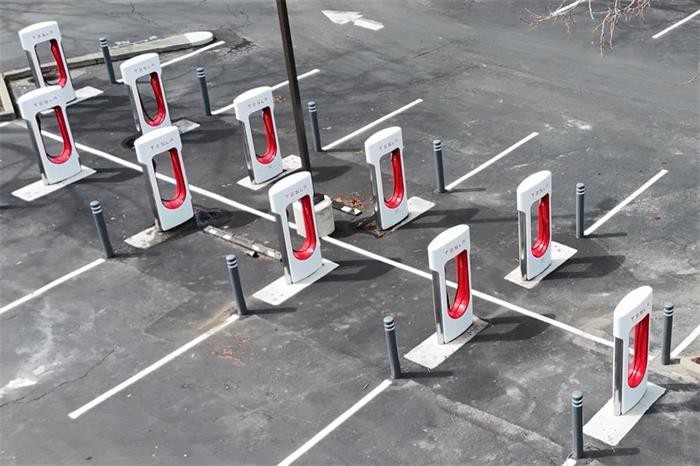 tesla-supercharger-ladestation-charging-station-usa-2024-01-min tesla-supercharger-ladestation-charging-station-usa-2024-01-min